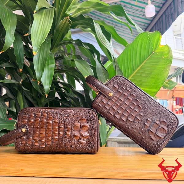 Clutch Hộp Da Gù Lưng Cá Sấu CGA4 Màu Nâu Đất Phong Cách Lịch Lãm Clutch hộp da gù lưng cá sấu CGA4 màu nâu đất cao cấp với đường gù tự nhiên.