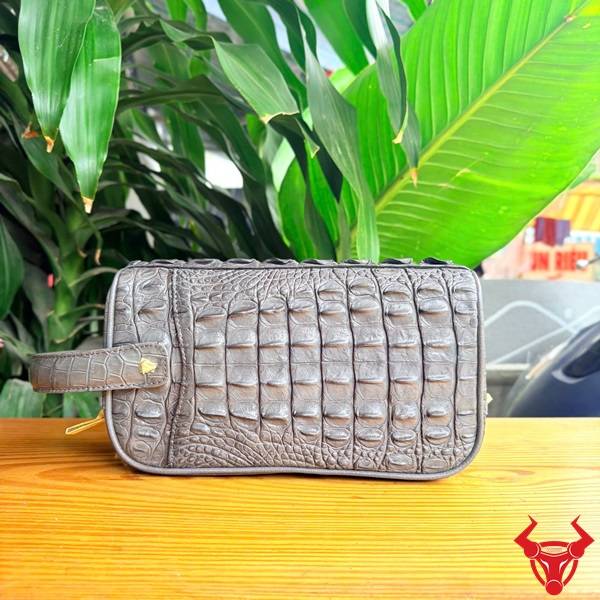 Clutch hộp da gù lưng cá sấu CGA4 màu xám sang trọng.