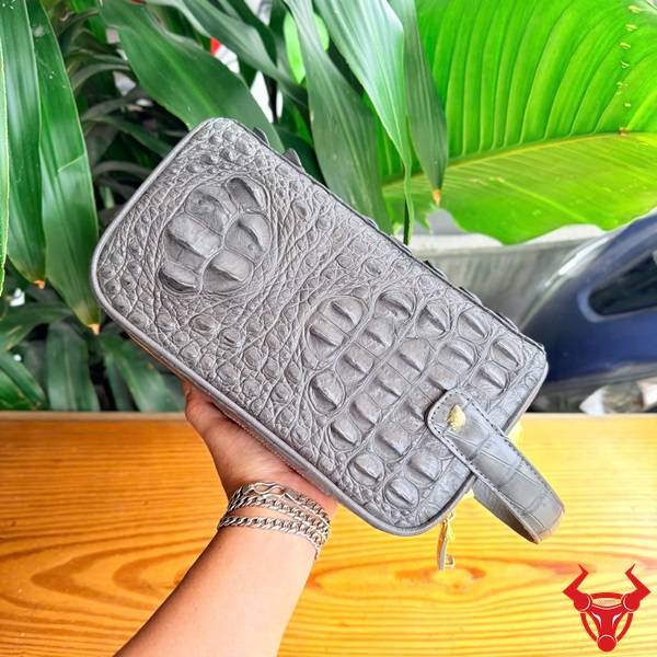Túi clutch da gù lưng cá sấu CGA4 màu xám chế tác tinh xảo.