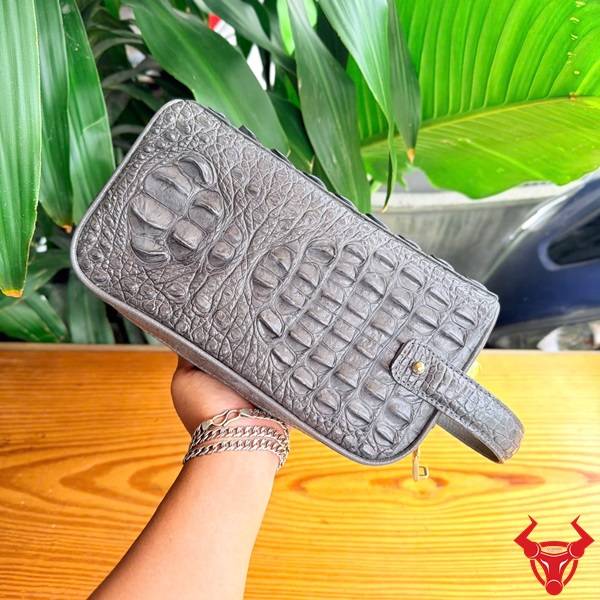 Túi clutch hộp da gù lưng cá sấu màu xám sang trọng và đẳng cấp.