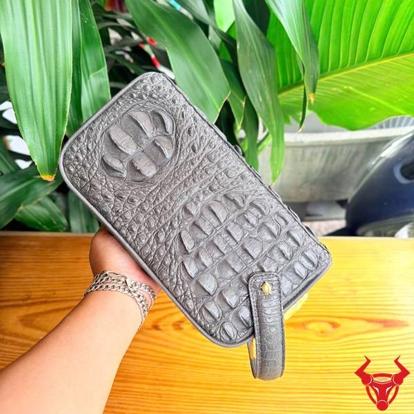 Clutch xách tay da gù lưng cá sấu CGA4 màu xám thiết kế hiện đại.