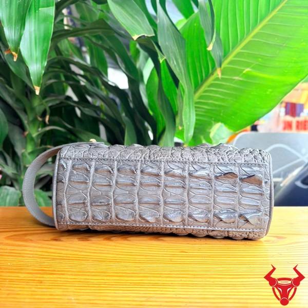 Clutch hộp da gù lưng cá sấu CGA4 màu xám với đường gù tự nhiên.
