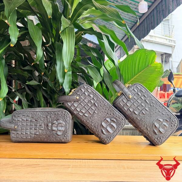 Túi clutch hộp da gù lưng cá sấu CGA4 màu xám phong cách hiện đại.