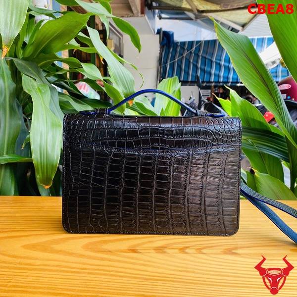 Clutch da bụng cá sấu CBEA8 màu đen khóa số bảo mật.