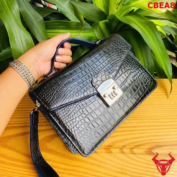Clutch xách tay nam da bụng cá sấu CBEA8 tích hợp khóa số bảo mật.