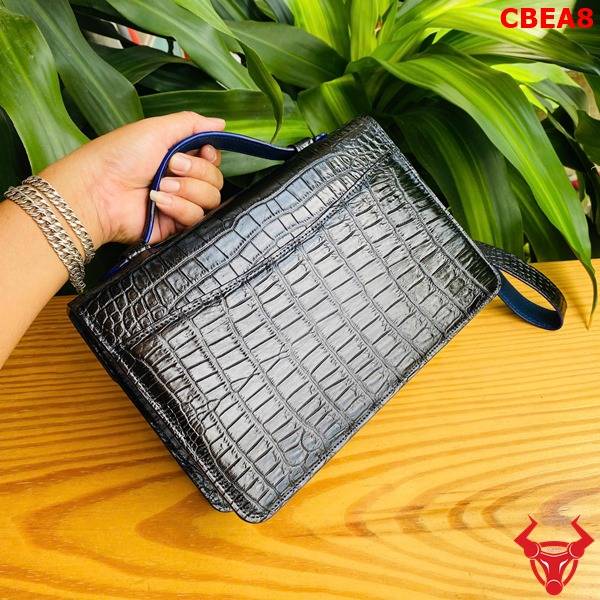 Clutch da bụng cá sấu màu đen dành cho doanh nhân thành đạt.