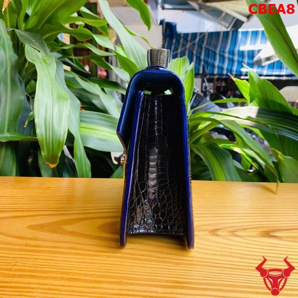 Clutch xách tay nam da bụng cá sấu CBEA8 hoàn thiện tinh xảo.
