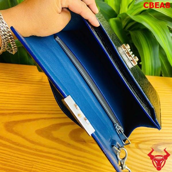Clutch da bụng cá sấu CBEA8 màu đen phong cách thượng lưu.