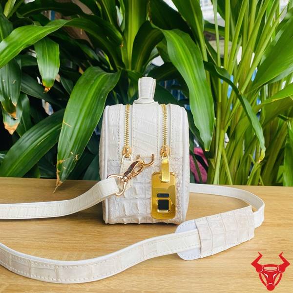 Túi Clutch CJA4 da cá sấu bạch tạng sang trọng và đẳng cấp.