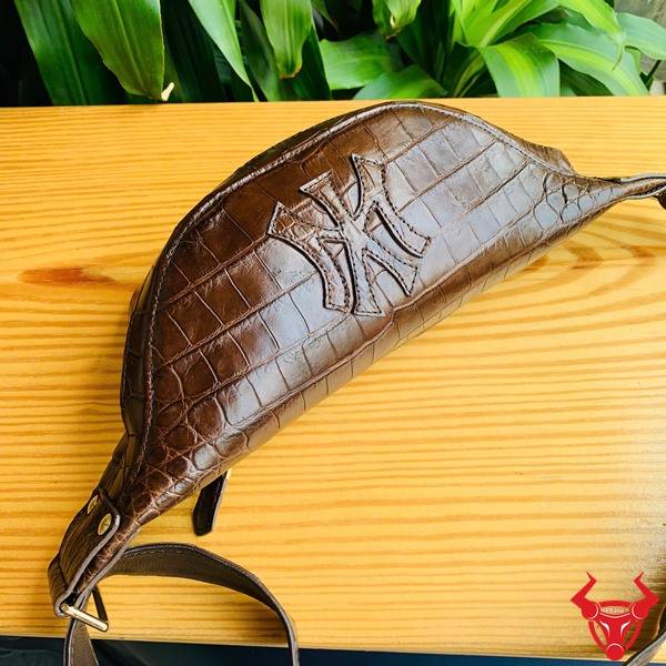 Túi đeo bụng da bụng cá sấu TTA8 màu nâu đất sang trọng.