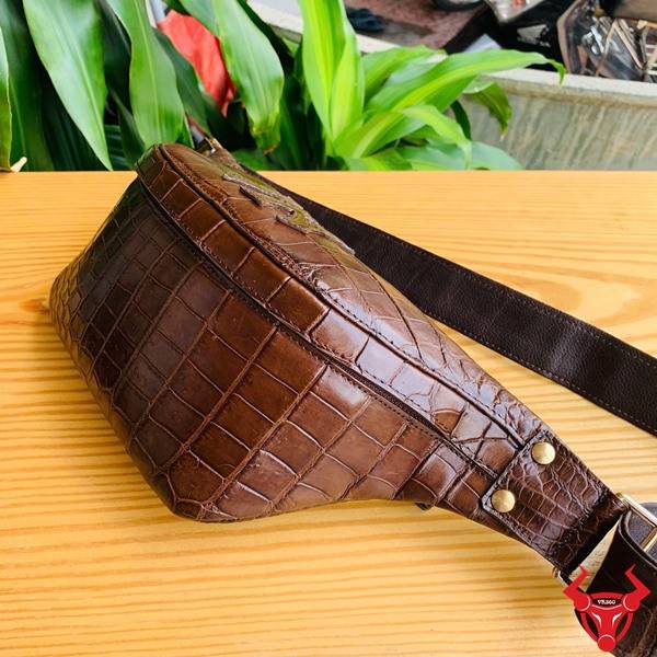 Túi đeo bụng da bụng cá sấu TTA8 màu nâu đất chế tác tinh xảo.