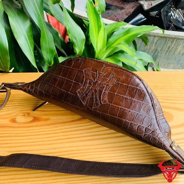 Túi đeo bụng da bụng cá sấu TTA8 màu nâu đất dành cho nam.