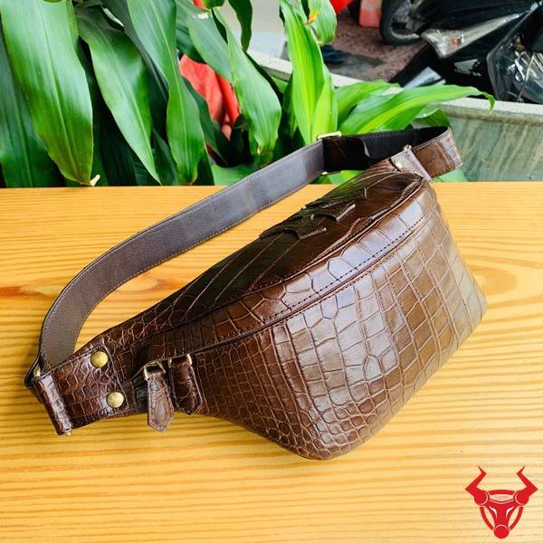 Túi đeo bụng da bụng cá sấu TTA8 màu nâu đất phong cách hiện đại.