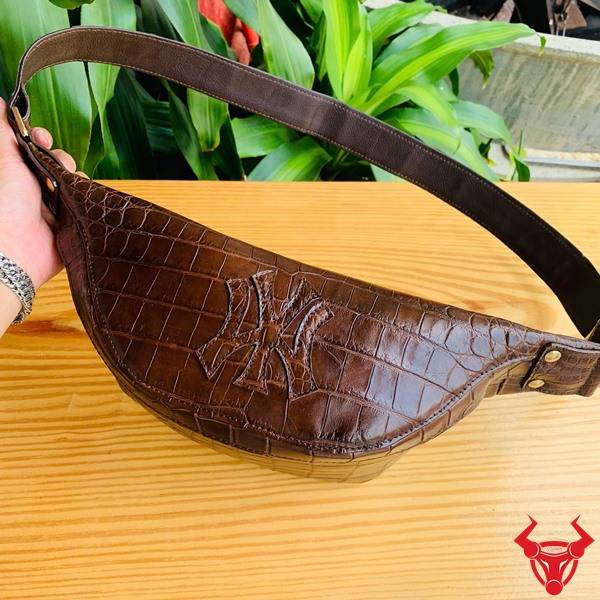 Túi đeo bụng da bụng cá sấu TTA8 màu nâu đất với vân da tự nhiên.