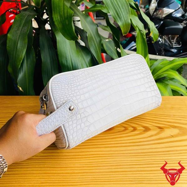 Clutch xách tay da bụng cá sấu CGA8 màu bạch tạng thiết kế hai ngăn khóa kéo tiện lợi.
