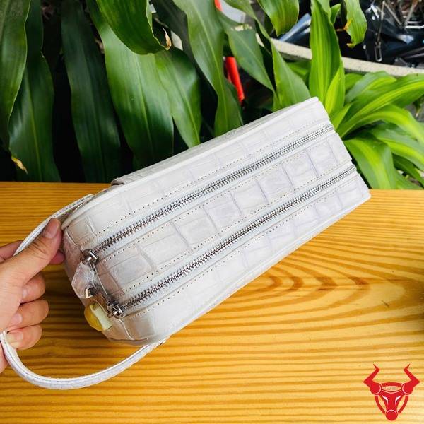 Clutch da bụng cá sấu CGA8 màu bạch tạng thời trang với hai ngăn khóa kéo.