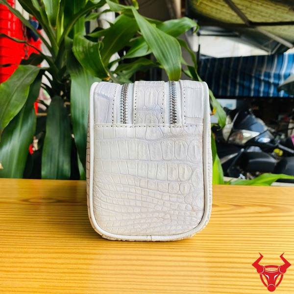 Clutch da bụng cá sấu CGA8 màu bạch tạng chế tác tinh xảo với hai ngăn khóa kéo.