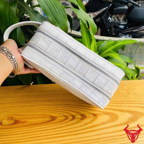 Túi clutch xách tay da bụng cá sấu CGA8 màu bạch tạng thiết kế hiện đại cao cấp.
