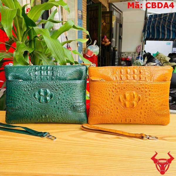 Clutch Da Gù Cá Sấu Màu Xanh Lá CBDA4 Phong Cách Hiện Đại Clutch cầm tay nhiều ngăn da gù cá sấu CBDA4 màu xanh lá sang trọng.