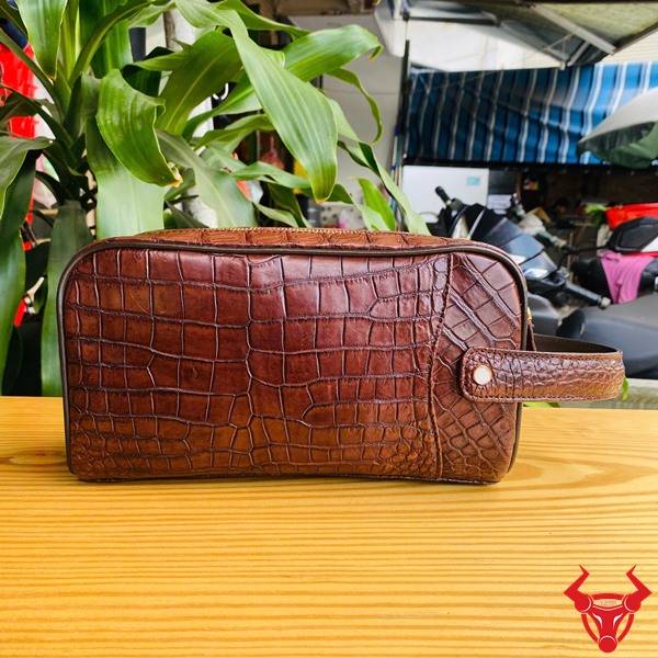 Clutch Da Bụng Cá Sấu CGA8 Màu Nâu Đất Sang Trọng Chính Hãng Túi clutch da bụng cá sấu CGA8 màu nâu đất dành cho doanh nhân với hai ngăn khóa kéo.