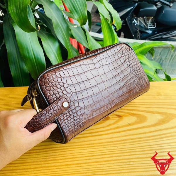 Clutch Nam Da Bụng Cá Sấu CGA8 Màu Nâu Đất Đẳng Cấp Clutch xách tay da bụng cá sấu CGA8 màu nâu đất thiết kế hai ngăn khóa kéo tiện lợi.