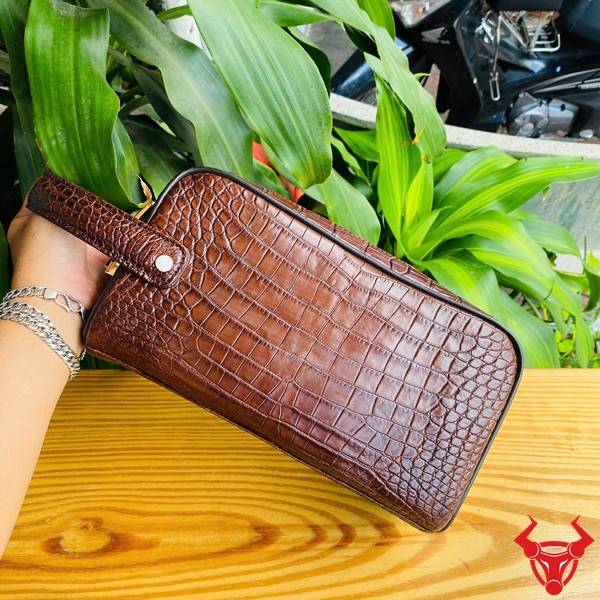 Túi Clutch Da Bụng Cá Sấu Màu Nâu Đất 2 Ngăn Khóa Kéo Tiện Dụng Clutch da bụng cá sấu CGA8 màu nâu đất chế tác tinh xảo với hai ngăn khóa kéo.