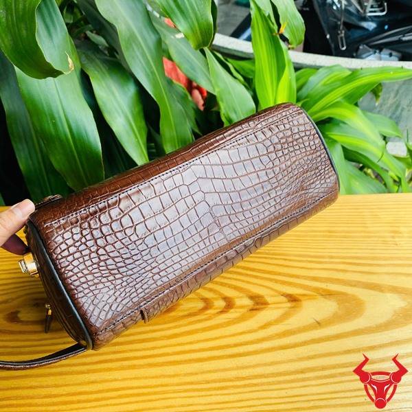 Clutch Xách Tay Da Bụng Cá Sấu CGA8 Màu Nâu Đất Cho Doanh Nhân Clutch doanh nhân da bụng cá sấu CGA8 màu nâu đất cao cấp nhiều ngăn tiện dụng.