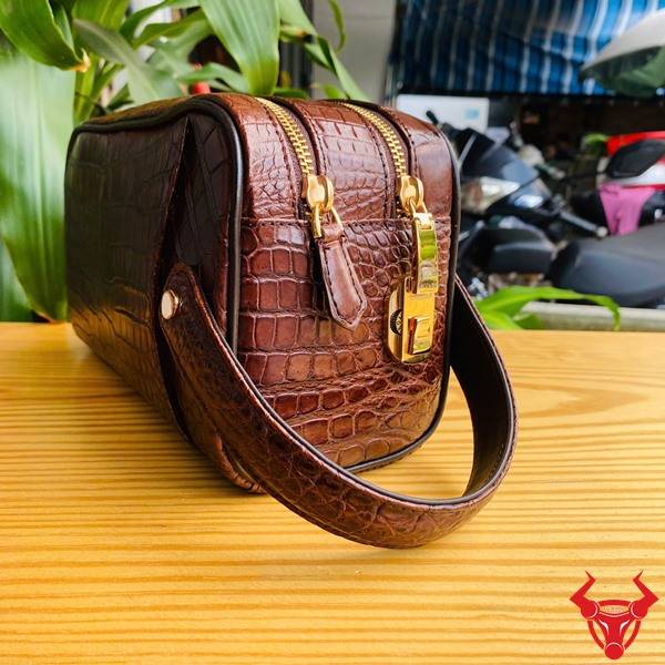 Clutch Da Bụng Cá Sấu CGA8 Thiết Kế Hai Ngăn Khóa Kéo Túi clutch da bụng cá sấu CGA8 màu nâu đất sang trọng với thiết kế hai ngăn khóa kéo.