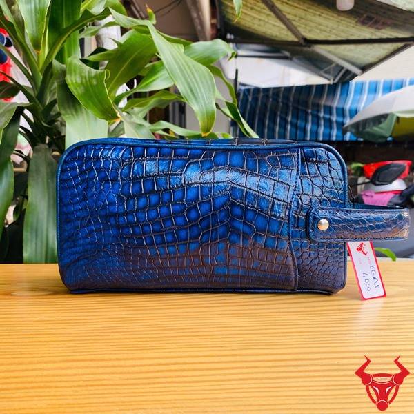 Clutch Da Bụng Cá Sấu CGA8 Màu Xanh Patina Cao Cấp Clutch hộp da bụng cá sấu CGA8 màu xanh Patina sang trọng và tinh tế.