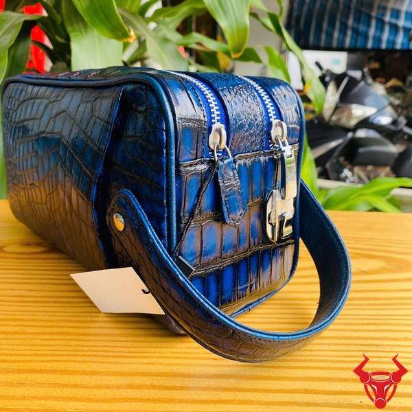 Túi Clutch Da Bụng Cá Sấu Màu Xanh Patina Đẳng Cấp Túi clutch da bụng cá sấu CGA8 màu xanh Patina được hoàn thiện thủ công.