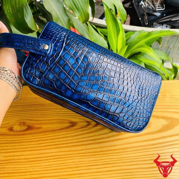 Clutch Da Cá Sấu Patina Màu Xanh Dành Cho Doanh Nhân Clutch da bụng cá sấu Patina CGA8 màu xanh bí ẩn dành cho quý ông.