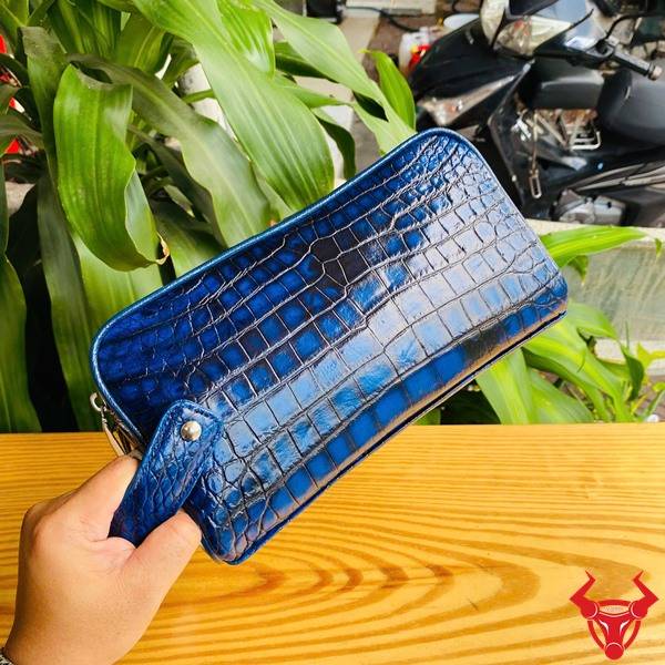 Túi Clutch Hộp Da Bụng Cá Sấu Xanh Patina Khác Biệt Clutch xách tay da bụng cá sấu CGA8 màu xanh Patina thiết kế hiện đại.