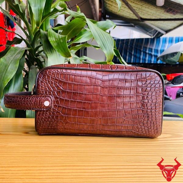 Túi Clutch Xách Tay Da Bụng Cá Sấu CGA8 Màu Nâu Đất Cao Cấp Túi Clutch xách tay da bụng cá sấu CGA8 màu nâu đất cao cấp với hai ngăn khóa kéo.