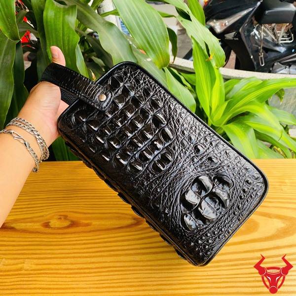 Clutch Da Gù Lưng Cá Sấu CGA4 Màu Đen Sang Trọng Clutch hộp da gù lưng cá sấu CGA4 màu đen phong cách cổ điển.