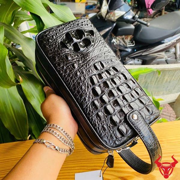 Clutch Hộp Da Cá Sấu Gù Lưng Màu Đen Đẳng Cấp Túi clutch da gù lưng cá sấu CGA4 màu đen chế tác tinh xảo.