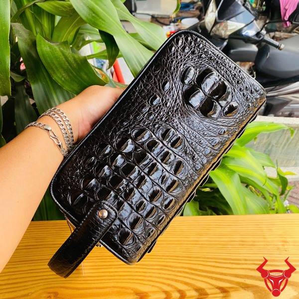 Túi Clutch Da Gù Lưng Cá Sấu CGA4 Màu Đen Cổ Điển Clutch hộp da gù lưng cá sấu CGA4 màu đen dành cho doanh nhân.