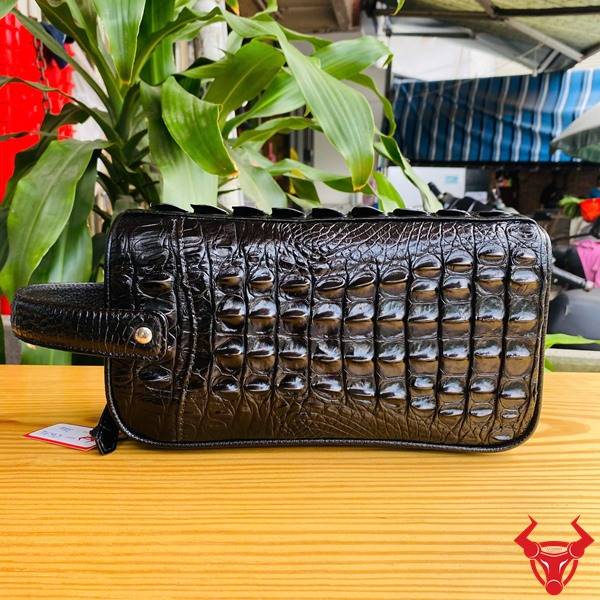 Clutch Xách Tay Da Cá Sấu Gù Lưng Màu Đen Chính Hãng Túi clutch hộp da gù lưng cá sấu màu đen sang trọng và đẳng cấp.