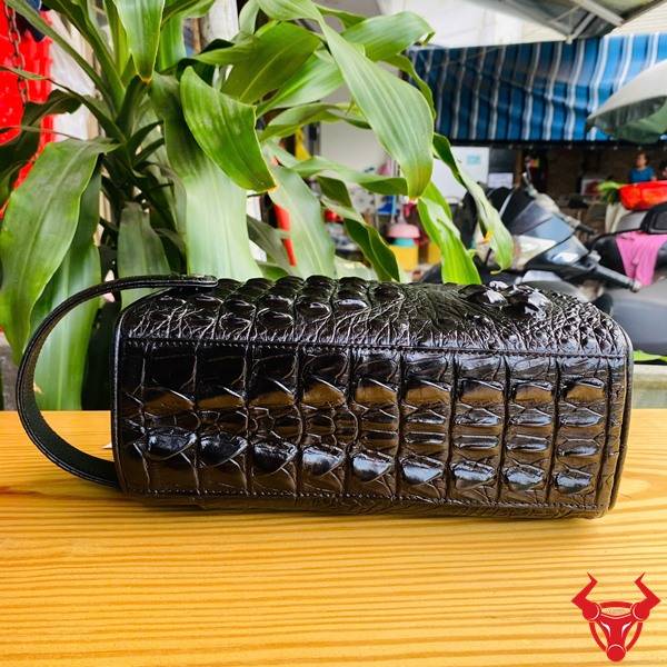 Clutch Da Gù Lưng Cá Sấu CGA4 Dành Cho Doanh Nhân Clutch xách tay da gù lưng cá sấu CGA4 màu đen phong cách hiện đại.