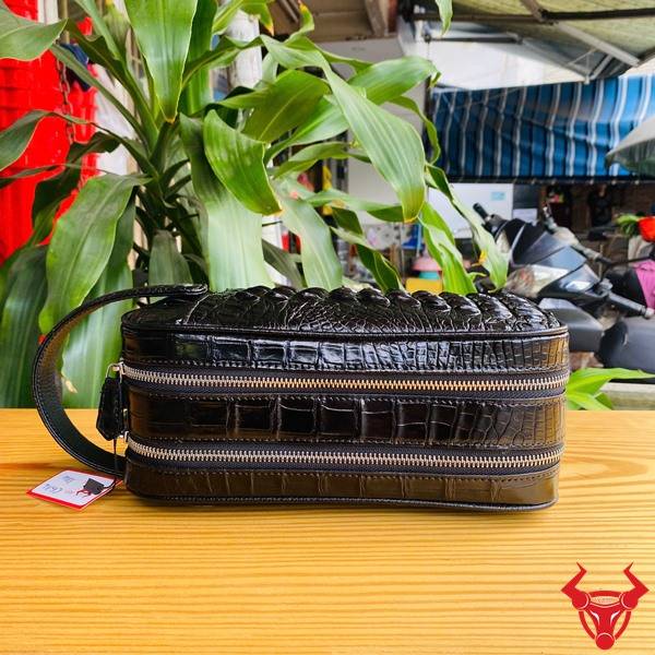 Clutch Da Cá Sấu Gù Lưng CGA4 Màu Đen Phong Cách Lịch Lãm Túi clutch hộp da gù lưng cá sấu CGA4 màu đen thời trang cao cấp.