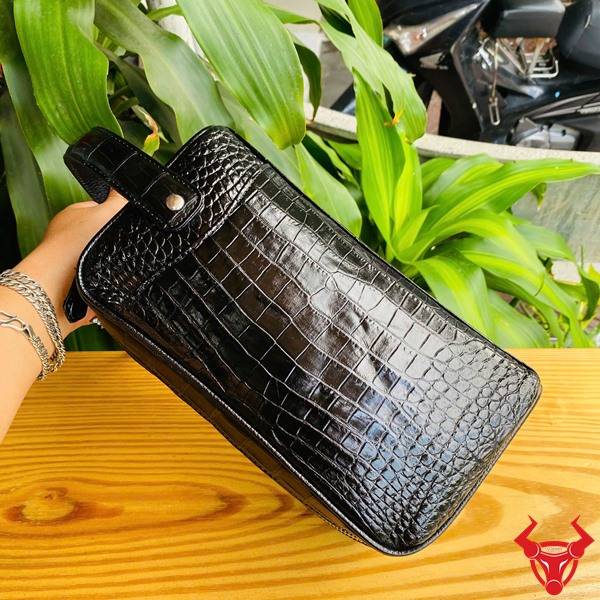 Clutch Da Bụng Cá Sấu CGA8 Màu Đen Sang Trọng Chính Hãng Túi clutch da bụng cá sấu CGA8 màu đen dành cho doanh nhân với 2 ngăn khóa kéo.