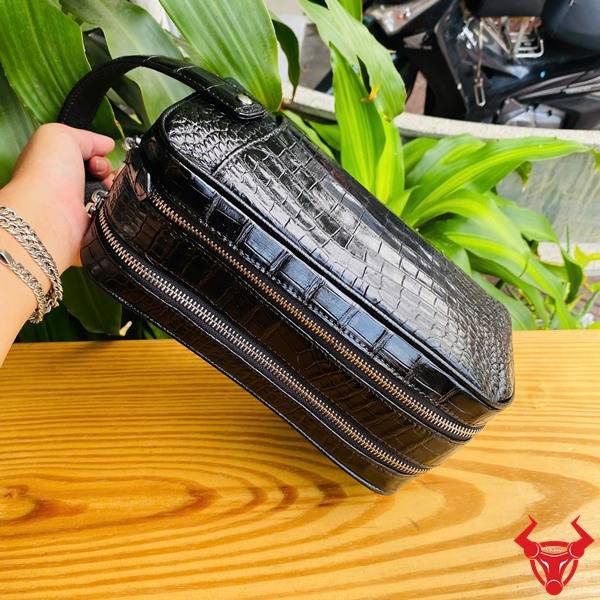 Clutch Nam Da Bụng Cá Sấu CGA8 Màu Đen Đẳng Cấp Clutch xách tay da bụng cá sấu CGA8 màu đen với thiết kế hai ngăn khóa kéo.