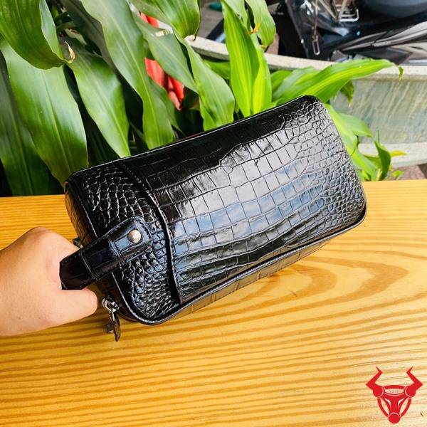 Túi Clutch Da Bụng Cá Sấu Màu Đen 2 Ngăn Khóa Kéo Tiện Dụng Clutch da bụng cá sấu CGA8 màu đen chế tác tinh xảo với hai ngăn khóa kéo.