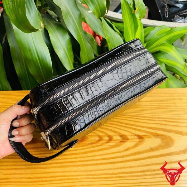 Clutch Xách Tay Da Bụng Cá Sấu CGA8 Cho Doanh Nhân Clutch doanh nhân da bụng cá sấu CGA8 màu đen cao cấp nhiều ngăn tiện dụng.