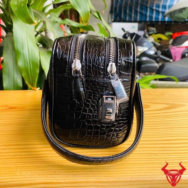 Clutch Da Bụng Cá Sấu CGA8 Màu Đen Thiết Kế Hai Ngăn Khóa Kéo Túi clutch xách tay da bụng cá sấu CGA8 màu đen thiết kế hiện đại và tiện dụng.
