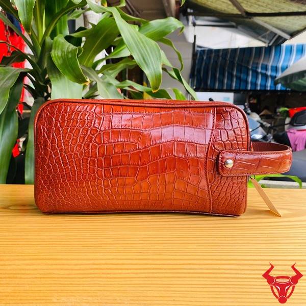 Clutch Da Bụng Cá Sấu CGA8 Màu Đỏ Sang Trọng Chính Hãng Túi clutch da bụng cá sấu CGA8 màu đỏ dành cho doanh nhân với hai ngăn khóa kéo.