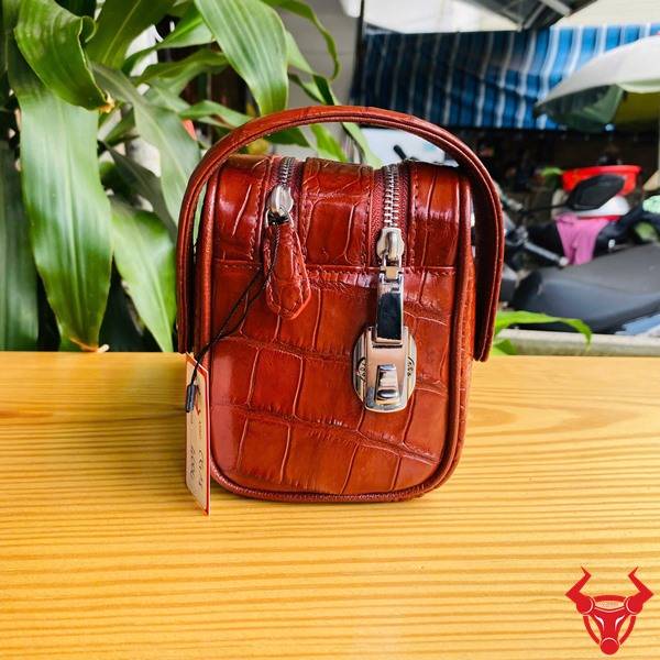 Túi Clutch Da Bụng Cá Sấu Màu Đỏ 2 Ngăn Khóa Kéo Tiện Dụng Clutch da bụng cá sấu CGA8 màu đỏ thời trang với hai ngăn khóa kéo.