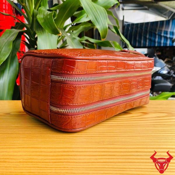 Clutch Xách Tay Da Bụng Cá Sấu CGA8 Màu Đỏ Dành Cho Doanh Nhân Clutch da bụng cá sấu CGA8 màu đỏ chế tác tinh xảo với hai ngăn khóa kéo.