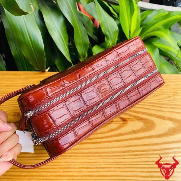 Clutch Da Bụng Cá Sấu CGA8 Thiết Kế Hai Ngăn Khóa Kéo Túi clutch xách tay da bụng cá sấu CGA8 màu đỏ thiết kế hiện đại cao cấp.