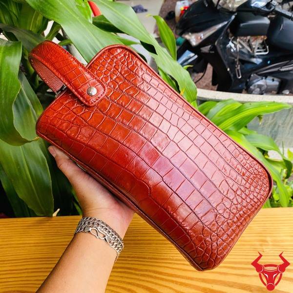 Clutch Da Bụng Cá Sấu CGA8 Màu Đỏ Nổi Bật Và Sang Trọng Túi clutch da bụng cá sấu CGA8 màu đỏ sang trọng với thiết kế hai ngăn khóa kéo.