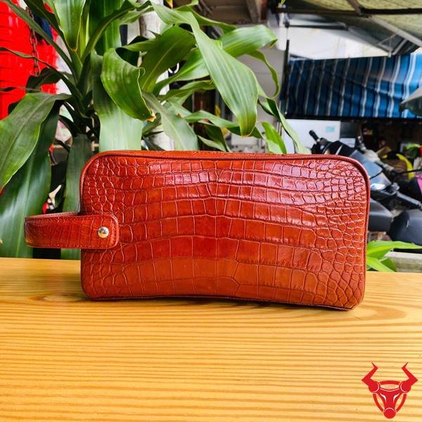 Túi Clutch Xách Tay Da Bụng Cá Sấu CGA8 Màu Đỏ Cao Cấp Túi Clutch xách tay da bụng cá sấu CGA8 màu đỏ cao cấp với hai ngăn khóa kéo.